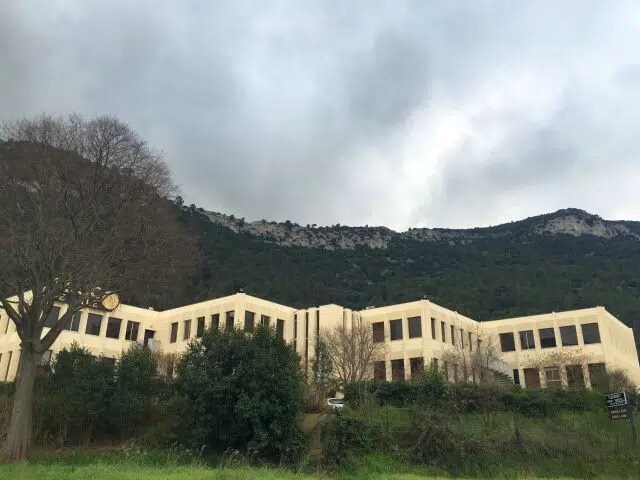 Bureau dans Gémenos à louer - Photo du bâtiment - Image 2 de 14