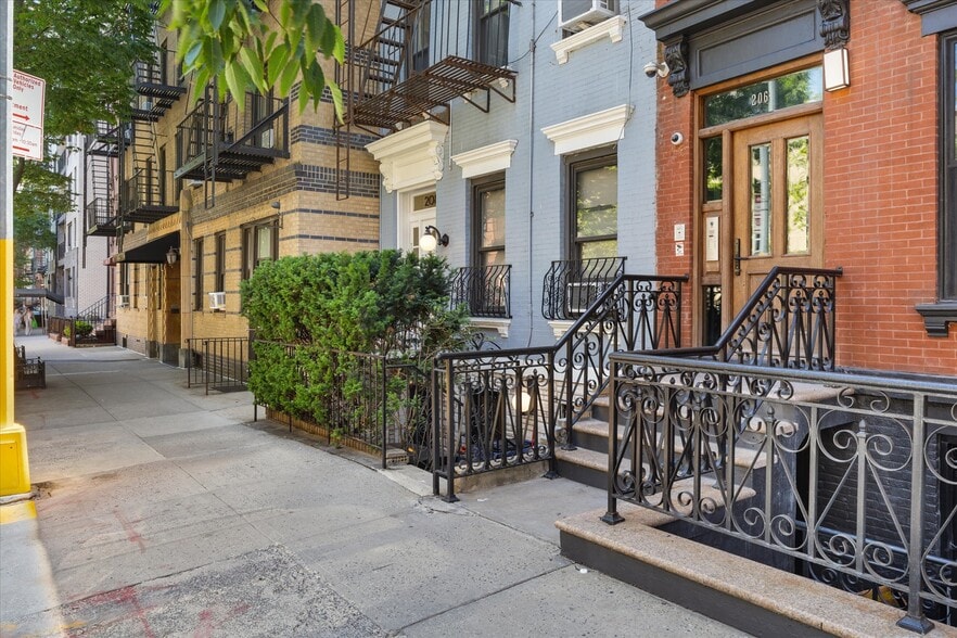 208 E 75th St, New York, NY à louer - Photo du bâtiment - Image 3 de 6