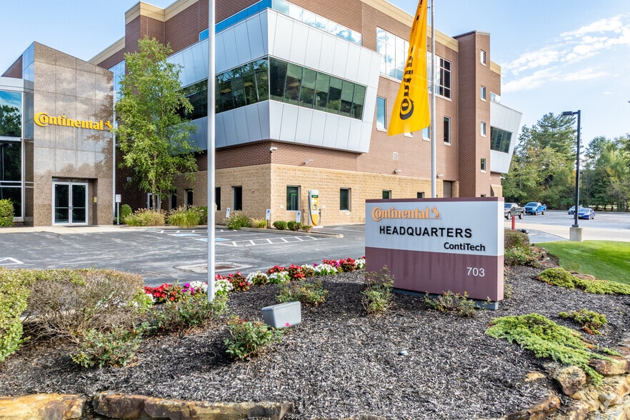 703 S Cleveland Massillon Rd, Fairlawn, OH à louer - Photo du bâtiment - Image 2 de 5