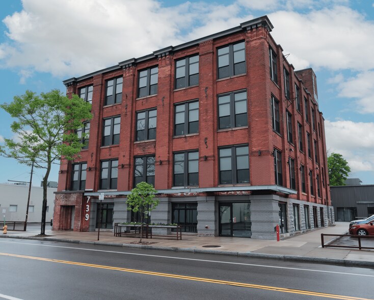 739 Clinton Ave S, Rochester, NY à louer - Photo du bâtiment - Image 2 de 14