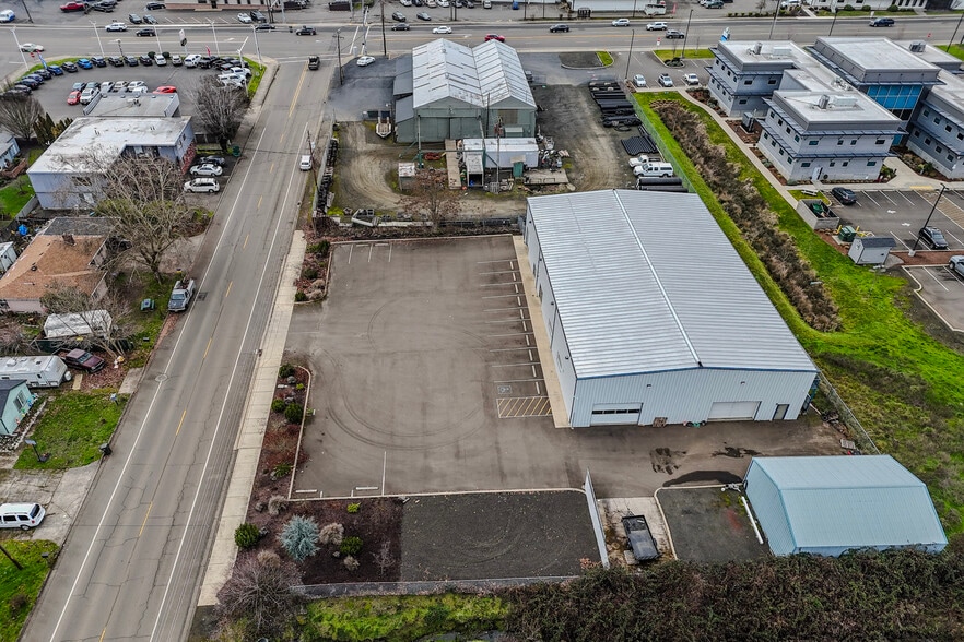 428 NE Newton Creek Dr, Roseburg, OR à vendre - Photo du bâtiment - Image 3 de 15