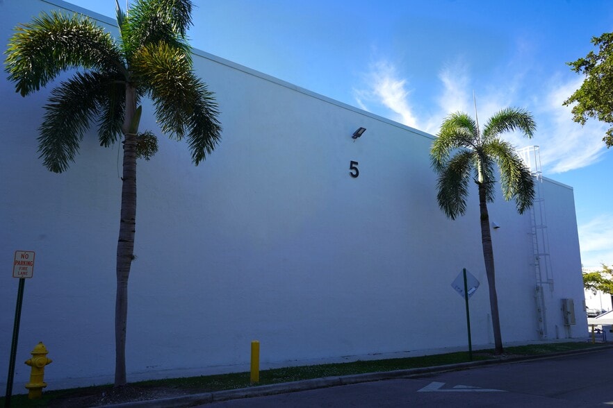 2201-2211 Stirling Rd, Fort Lauderdale, FL for lease - Building Photo - Image 3 of 6