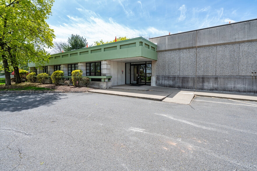 900 Durham Ave, South Plainfield, NJ à vendre - Photo du bâtiment - Image 3 de 9