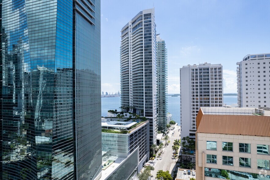 1300 Brickell Bay Dr, Miami, FL à louer - Photo principale - Image 2 de 20