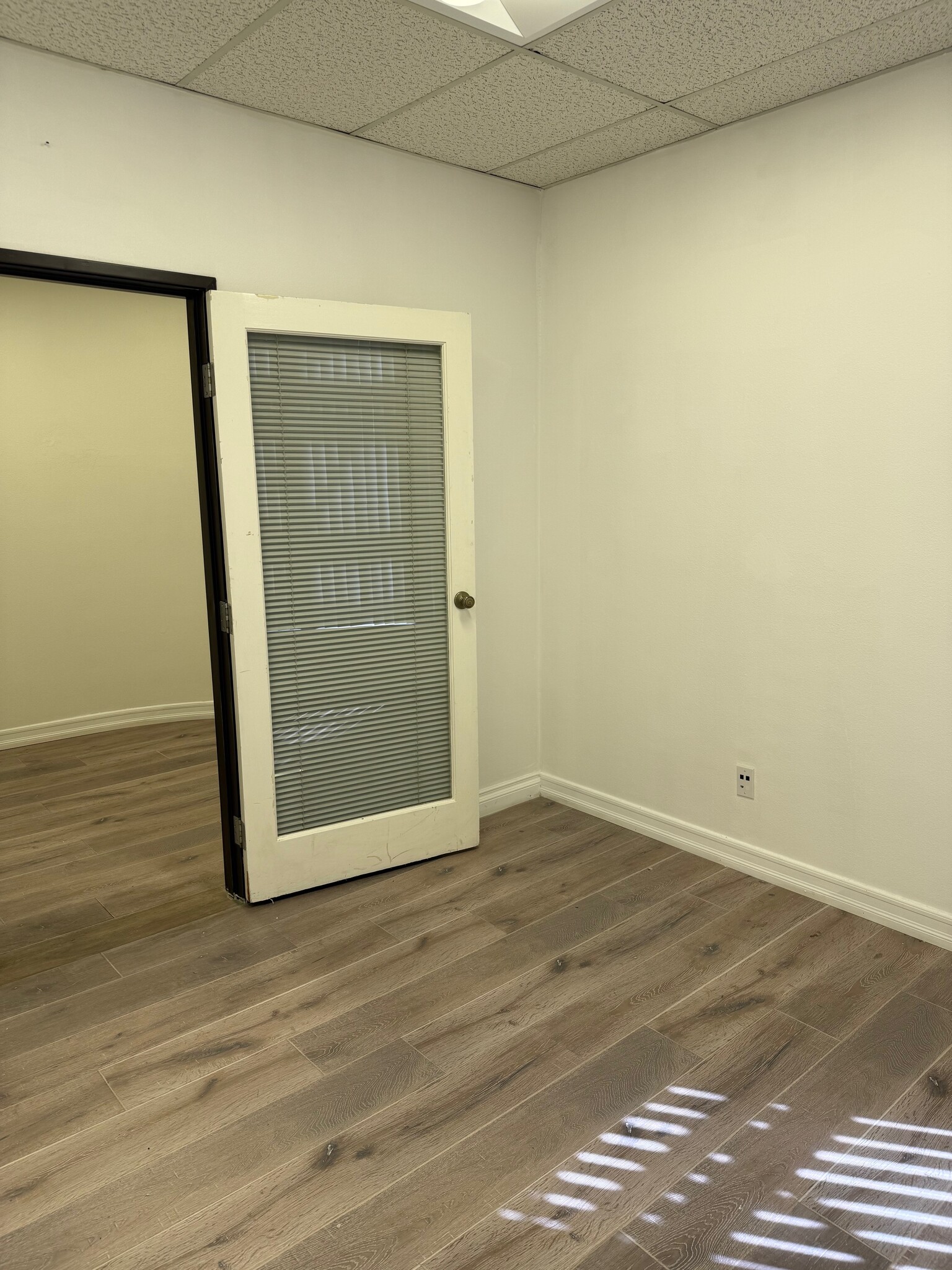 20941-20945 Devonshire St, Chatsworth, CA for lease Interior Photo- Image 1 of 4