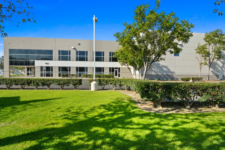 691-701 Burning Tree Rd, Fullerton, CA for lease - Building Photo - Image 2 of 3