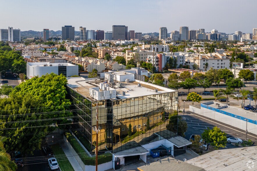 11022 Santa Monica Blvd, Los Angeles, CA à louer - Photo du bâtiment - Image 3 de 3