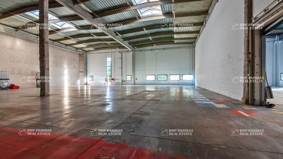 Industrial in Croissy-Beaubourg for sale - Interior Photo - Image 3 of 9