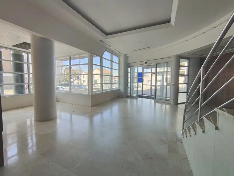 Office in Meaux for lease - Building Photo - Image 2 of 5