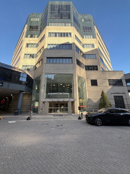 225 Abraham Flexner Way, Louisville, KY à vendre - Photo du bâtiment - Image 2 de 6