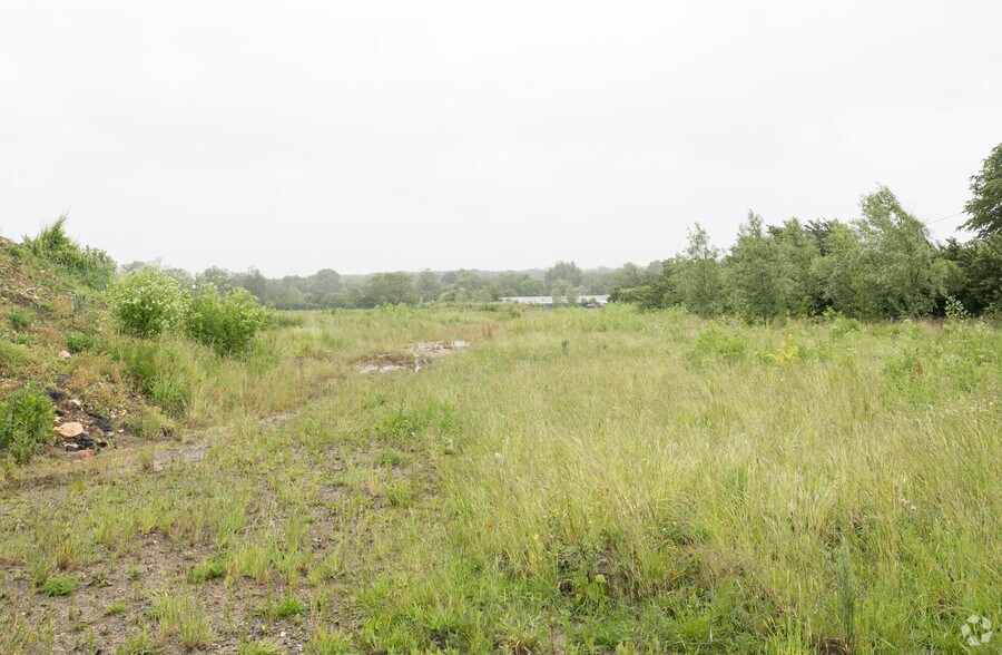 Mill Ln, Westbury à louer - Photo du bâtiment - Image 3 de 4