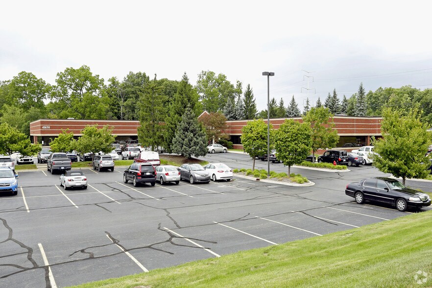 41650 Gardenbrook Rd, Novi, MI à louer - Photo du bâtiment - Image 2 de 3
