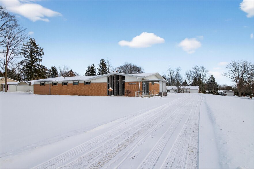 820 N Pine River St, Ithaca, MI à vendre - Photo du bâtiment - Image 3 de 69
