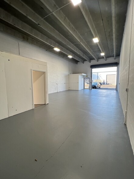 895 NE Dixie Hwy, Jensen Beach, FL for lease - Interior Photo - Image 2 of 27