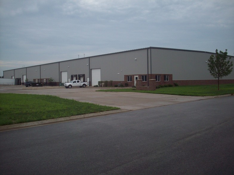 405 Comanche Cir, Harvard, IL for lease - Building Photo - Image 2 of 4