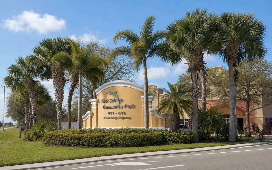 801-821 S Kings Hwy, Fort Pierce, FL à louer - Photo du bâtiment - Image 2 de 4