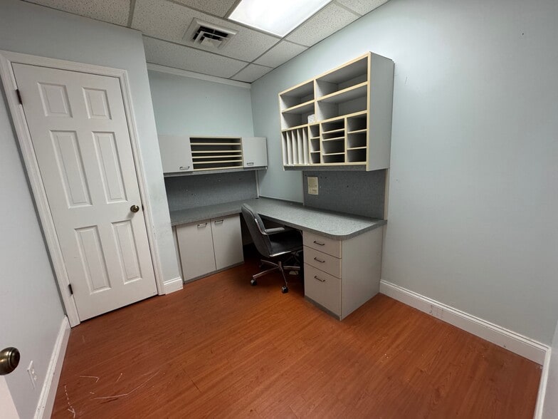 14378-14390 Woodlake Dr, Town and Country, MO for sale - Interior Photo - Image 3 of 19
