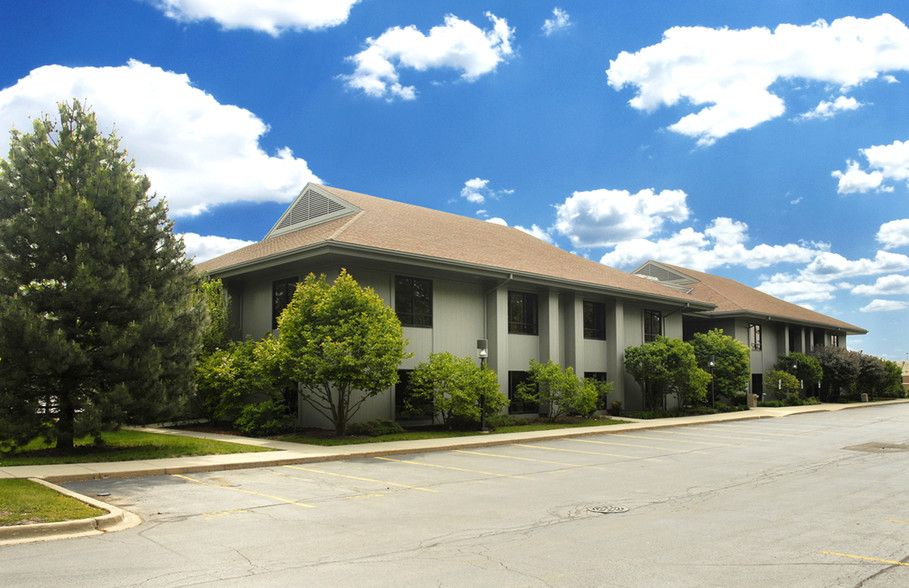 2075 Foxfield Rd, St Charles, IL à louer - Photo du bâtiment - Image 1 de 11