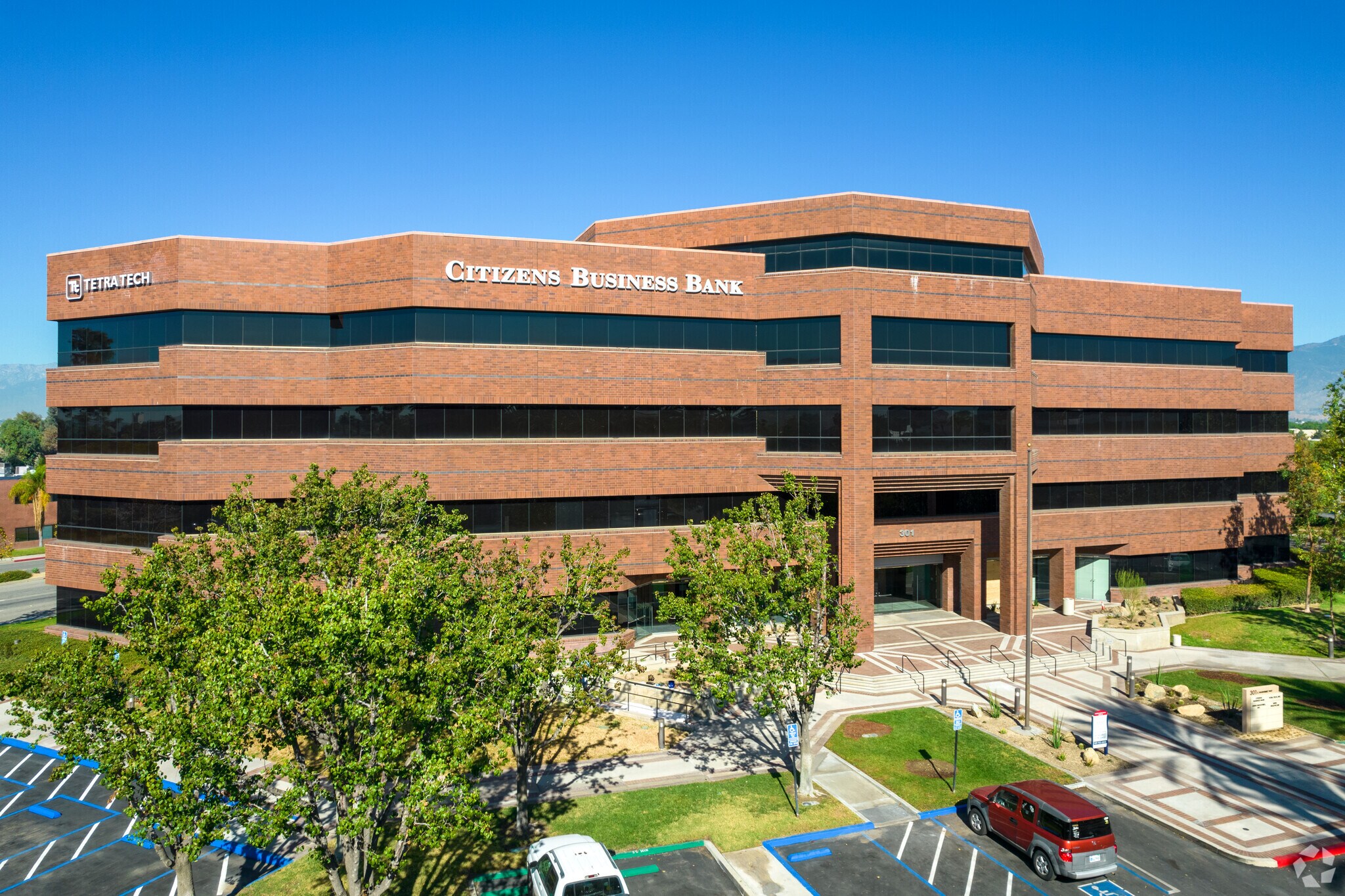 301 E Vanderbilt Way, San Bernardino, CA à louer Photo principale- Image 1 de 28