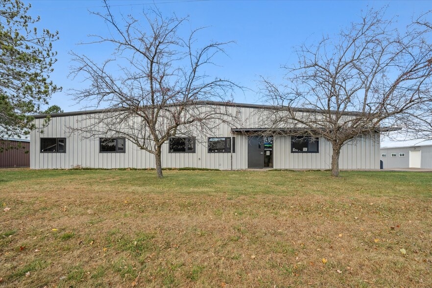 605 Industrial Pky, Saint Croix Falls, WI à louer - Photo du bâtiment - Image 2 de 30