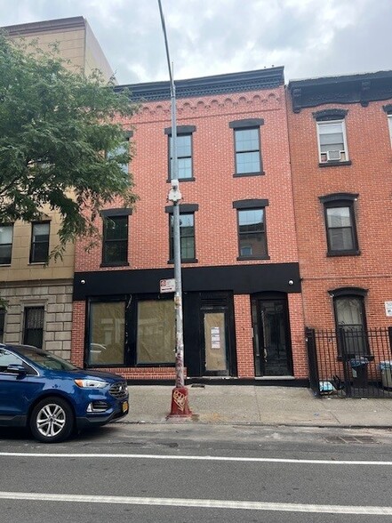 200 Meserole St, Brooklyn, NY for lease - Building Photo - Image 2 of 9