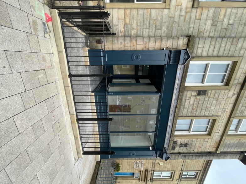 76B Yorkshire St, Burnley for lease - Building Photo - Image 2 of 4
