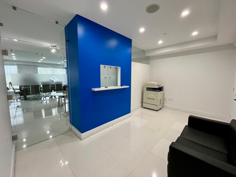 2030 S Douglas Rd, Coral Gables, FL for sale - Interior Photo - Image 3 of 18