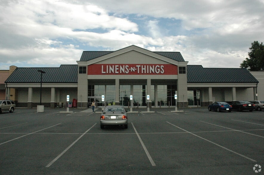 2051 Chain Bridge Rd, Vienna, VA for lease - Building Photo - Image 3 of 13