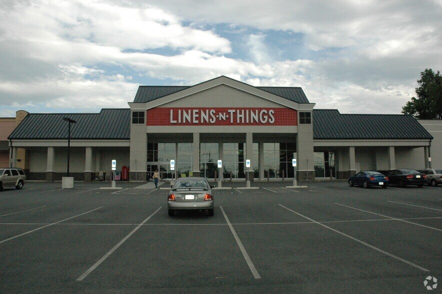 2051 Chain Bridge Rd, Vienna, VA à louer - Photo du bâtiment - Image 3 de 13