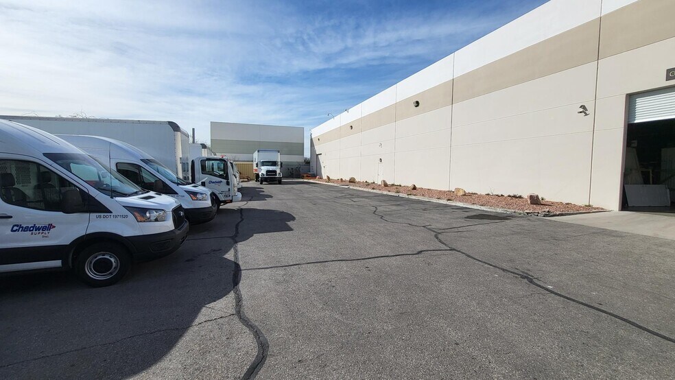 3326 Ponderosa Way, Las Vegas, NV à louer - Photo du bâtiment - Image 3 de 35