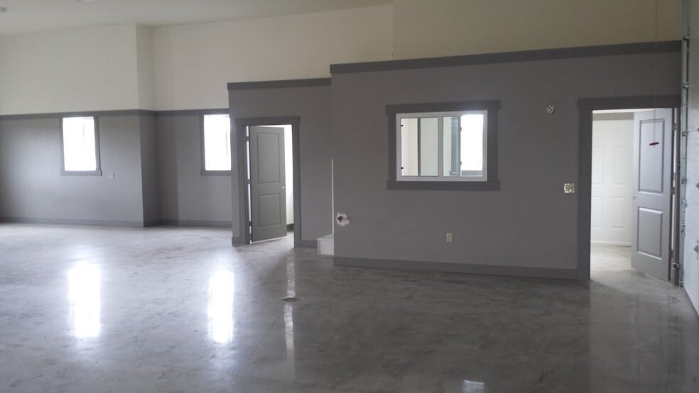 1175 Double Tree Ln, Grafton, WI for sale - Interior Photo - Image 3 of 6