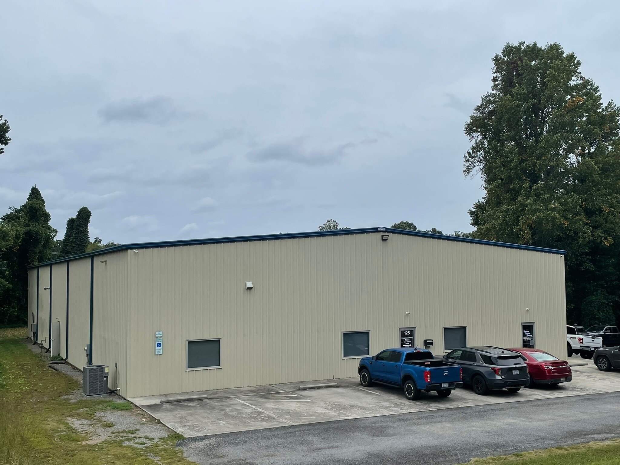 125 W Robin Rd, Elkin, NC for lease Primary Photo- Image 1 of 9