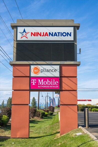 8016 N Division St, Spokane, WA for lease - Building Photo - Image 2 of 11