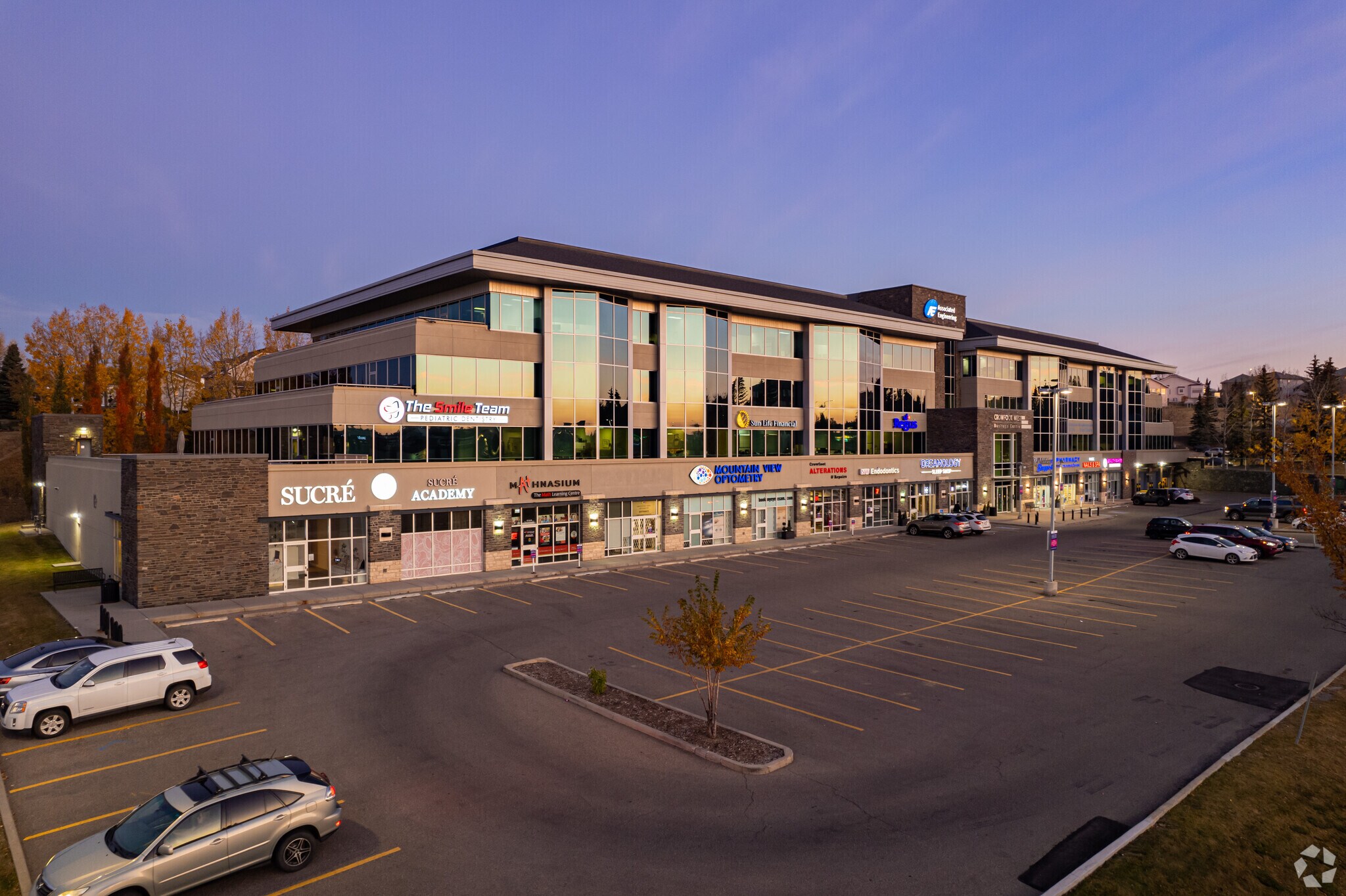 600 Crowfoot Cres NW, Calgary, AB à louer Photo du bâtiment- Image 1 de 15