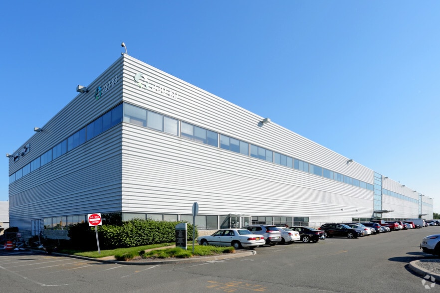 230-19 International Airport Ctr Blvd, Springfield Gardens, NY à louer - Photo du bâtiment - Image 3 de 5