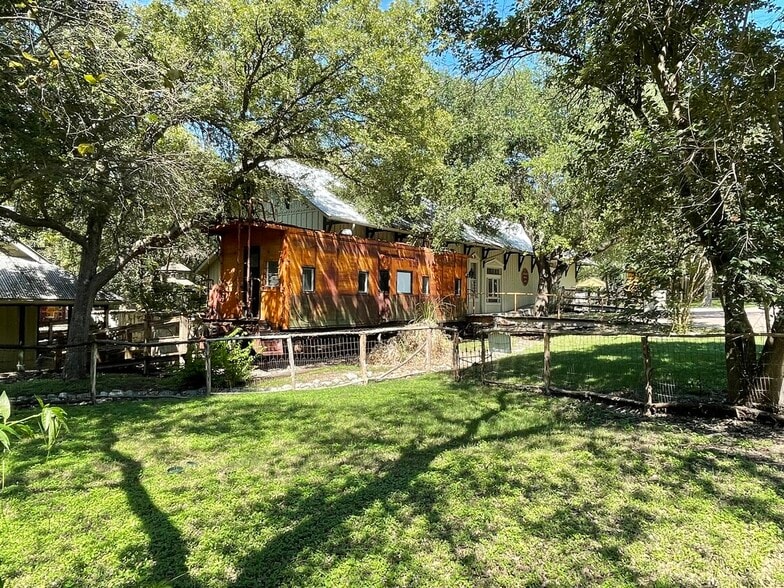 9385 Interstate 35 Frontage Rd, New Braunfels, TX for sale - Building Photo - Image 2 of 11