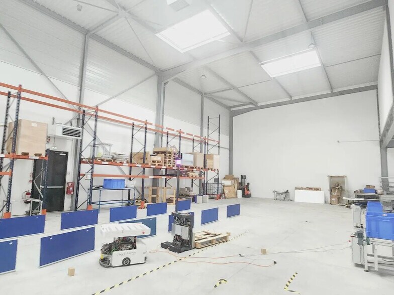 Flex in Sucy-en-Brie for lease - Interior Photo - Image 3 of 22