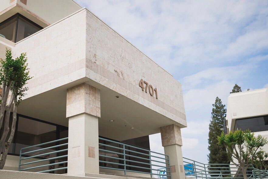 4701 Sisk Rd, Modesto, CA for lease - Building Photo - Image 3 of 8