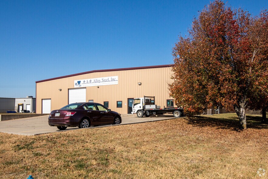 1821 Commerce Dr, Tonganoxie, KS à vendre - Photo du bâtiment - Image 2 de 8