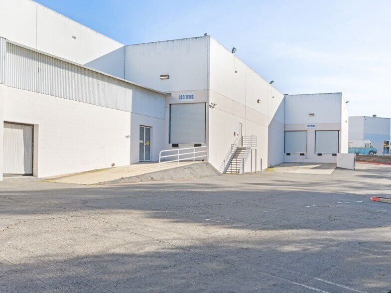 2465 Ash St, Vista, CA à vendre - Photo du bâtiment - Image 2 de 10