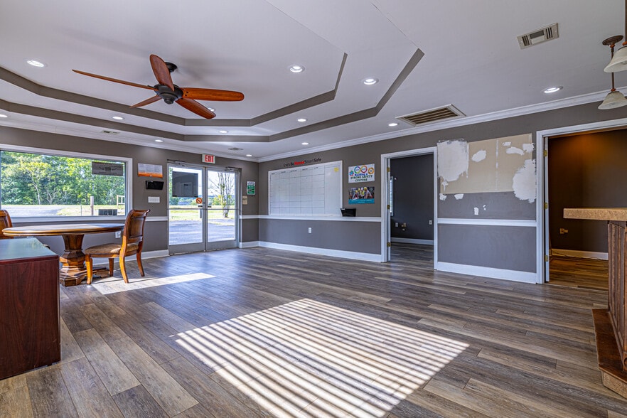 3051 E Stone Dr, Kingsport, TN à vendre - Photo du bâtiment - Image 3 de 24