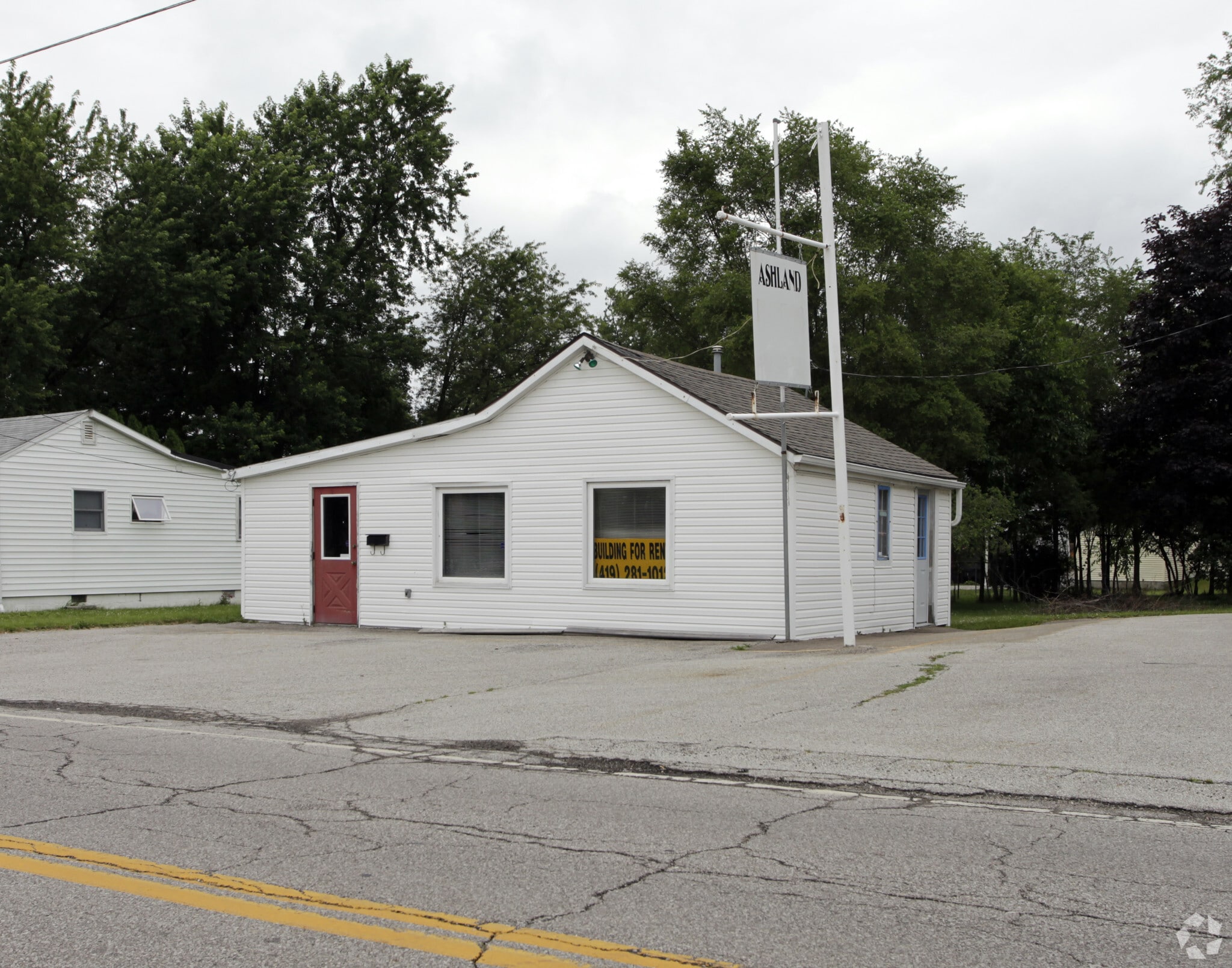 900 E Main St portfolio of 2 properties for sale on LoopNet.ca Primary Photo- Image 1 of 3