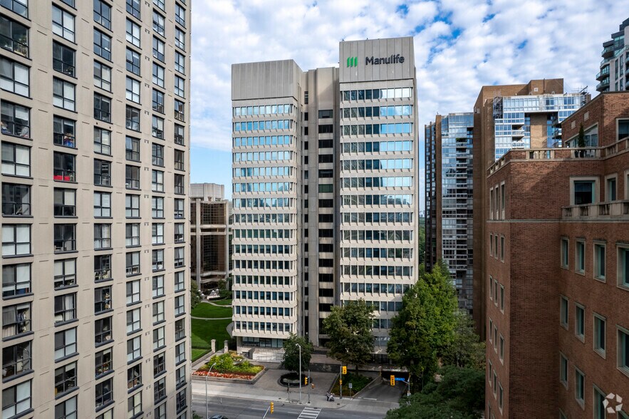 250 Bloor St E, Toronto, ON à louer - Photo du bâtiment - Image 2 de 5