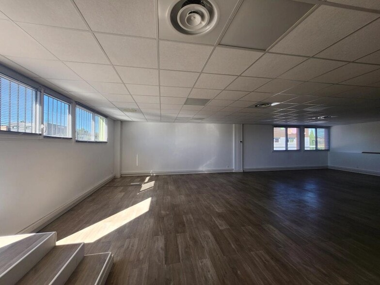 Office in Saint-Aunès for lease - Building Photo - Image 3 of 6