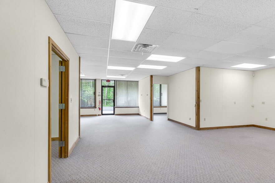 160 Old Farm Rd, Amherst, MA for lease - Interior Photo - Image 2 of 8