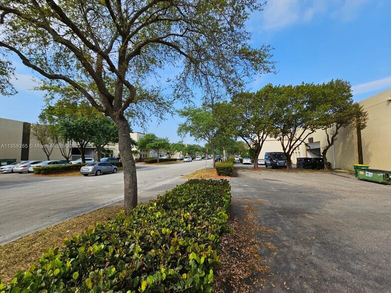 10475 NW 37th Ter, Miami, FL à louer - Photo du bâtiment - Image 2 de 14