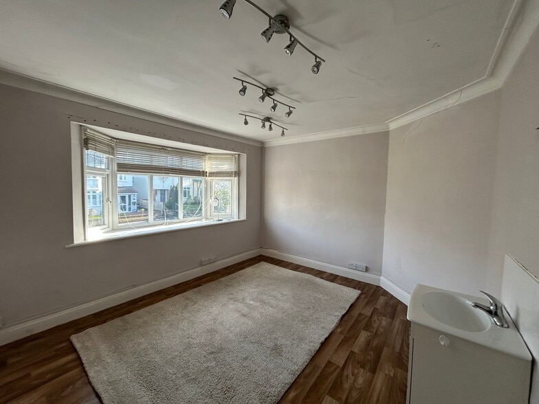 63-63A Stoke Hl, Bristol for sale - Interior Photo - Image 3 of 16