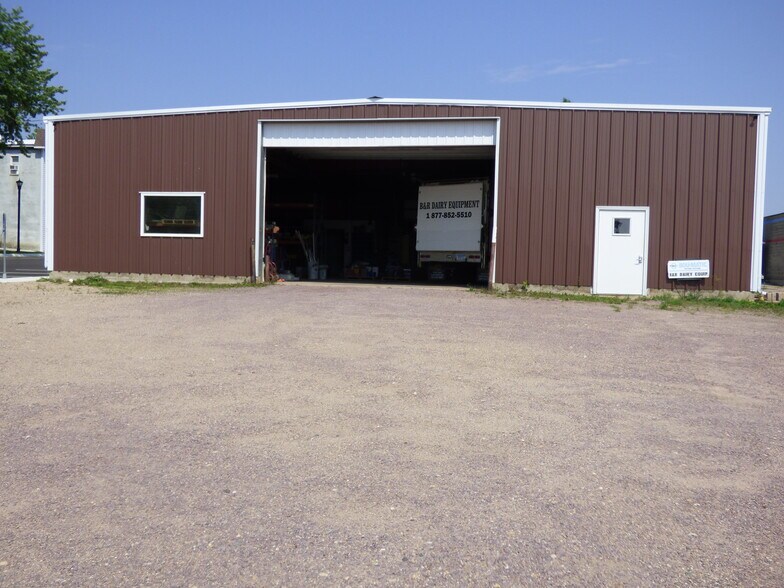 111 2nd St, Winthrop, MN à vendre - Photo du bâtiment - Image 2 de 9