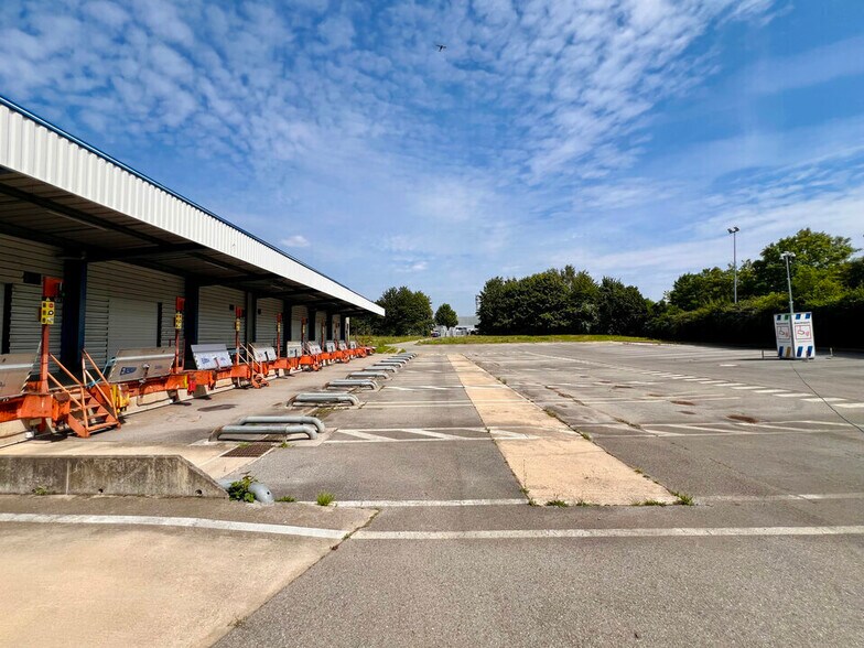 Industrial in Ferrières-en-Brie for lease - Building Photo - Image 2 of 14