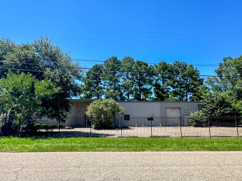 602 W Semands St, Conroe, TX for sale - Building Photo - Image 1 of 2